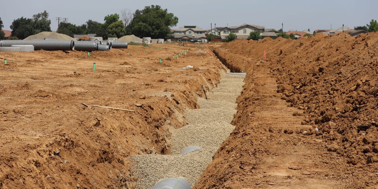 Instalación de tubería HDPE en zanja de obra de urbanización sanitaria